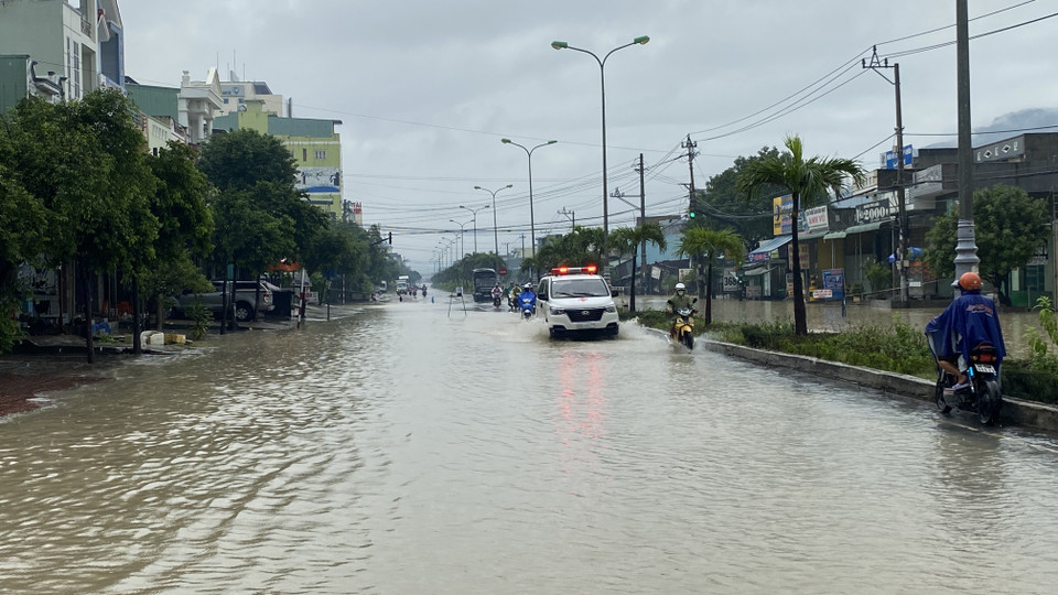 Mưa lớn gây ngập cục bộ tại một số tuyến đường của thành phố Quy Nhơn (tỉnh Bình Định). (Ảnh: Tường Quân/TTXVN)
