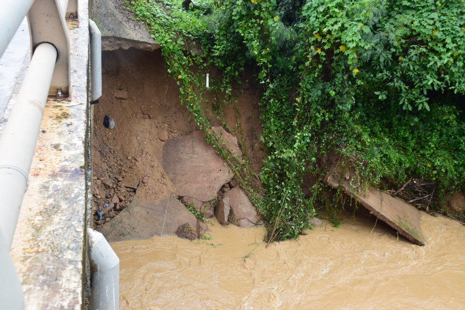 Mưa lớn từ chiều ngày 23 đến sáng 24/10, khiến nước từ thượng nguồn đổ về đã làm hỏng mố cầu Ngô La, tại km13+100 trên quốc lộ 19C, đoạn qua xã Canh Vinh, huyện Vân Canh (tỉnh Bình Định). Trong ảnh: Mố cầu Ngô La bị nước lũ làm xói lỡ. (Ảnh: Tường Quân/TTXVN)