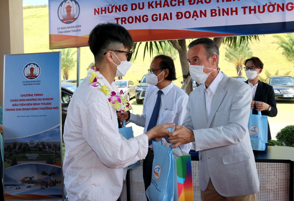 Tặng quà lưu niệm những du khách đầu tiên đến Bình Thuận trong giai đoạn bình thường mới tại Centara Mirage Resort (thành phố Phan Thiết). (Ảnh: Nguyễn Thanh/TTXVN)