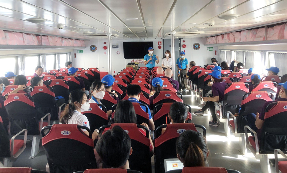 Du khách tham gia chương trình tham quan đường sông tuyến Bạch Đằng-Cần Giờ được phổ biến biện pháp đảm bảo tiêu chí an toàn phòng chống dịch COVID-19. (Ảnh: Mỹ Phương/TTXVN)