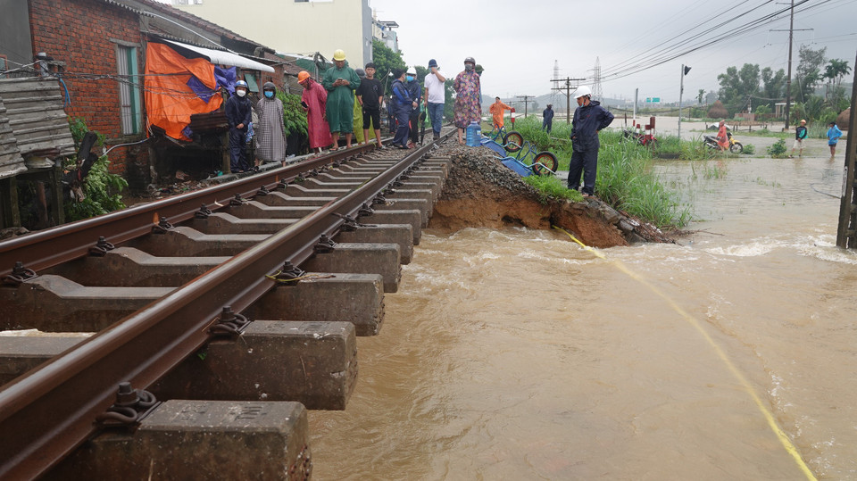 Một số điểm khác đang bị nước lũ gây xói mòn ở phía dưới nền, có nguy cơ làm trôi phần đường ray. (Ảnh: Sỹ Thắng/TTXVN)