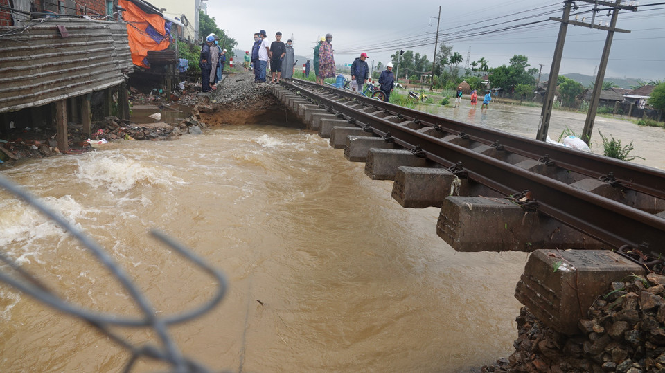 Mưa lũ trong mấy ngày qua tại tỉnh Quảng Ngãi, đã cuốn trôi 30m đường ray xe lửa nằm ở khu vực giữa thôn Trì Bình, xã Bình Nguyên và thôn Đông Bình, xã Bình Chánh, huyện Bình Sơn.Trong ảnh: Mưa lũ làm hư hỏng 30m đường ray ở Bình Sơn (Quảng Ngãi). (Ảnh: Sỹ Thắng/TTXVN)