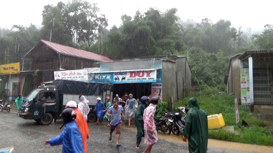 Khoảng 9 giờ ngày 24/10, đã xảy ra một vụ sạt lở tại thị trấn Tắc Pỏ, xã Trà Mai, huyện Nam Trà My, tỉnh Quảng Nam khiến ít nhất sáu ngôi nhà bị hư hỏng. Trong ảnh: Chính quyền và người dân có mặt kịp thời giúp di dời đồ đạt cho các hộ. (Ảnh: Trần Tĩnh/TTXVN)