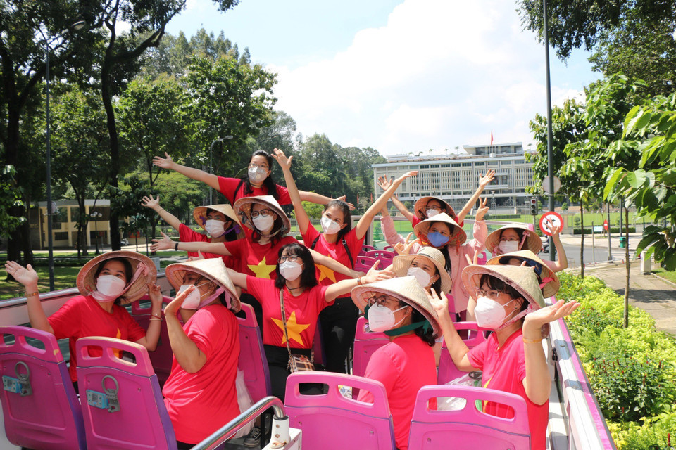 Du khách trải nghiệm tuyến xe buýt vòng quanh Thành phố Hồ Chí Minh của Công ty Ảnh Việt Hop on Hopoff VN đã ứng dụng thành công nhiều giải pháp công nghệ hiện đại vào phục vụ. (Ảnh: Mỹ Phương/TTXVN)