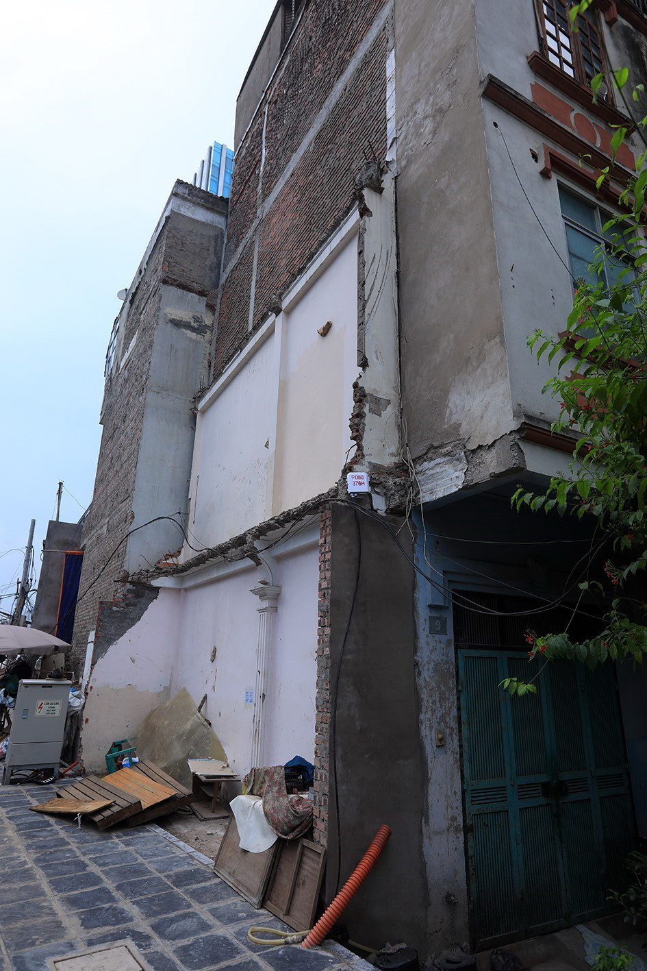 Tình trạng nhà siêu mỏng, siêu méo trên trục đường vành đai 2 xuất hiện nhiều trong quá trình mở rộng đường. (Ảnh: Phan Tuấn Anh/TTXVN)