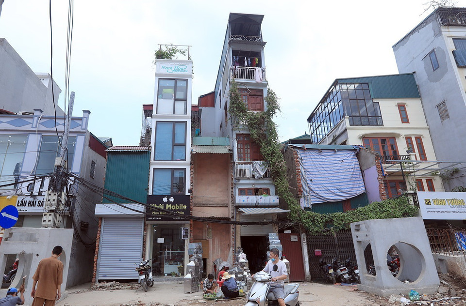 Những ngôi nhà siêu mỏng trên đường Minh Khai. (Ảnh: Phan Tuấn Anh/TTXVN)
