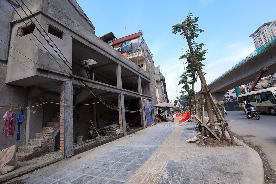 Nhiều ngôi nhà bị cắt xén phải xây dựng lại khi tuyến đường vành đai 2 được mở rộng. (Ảnh: Phan Tuấn Anh/TTXVN)