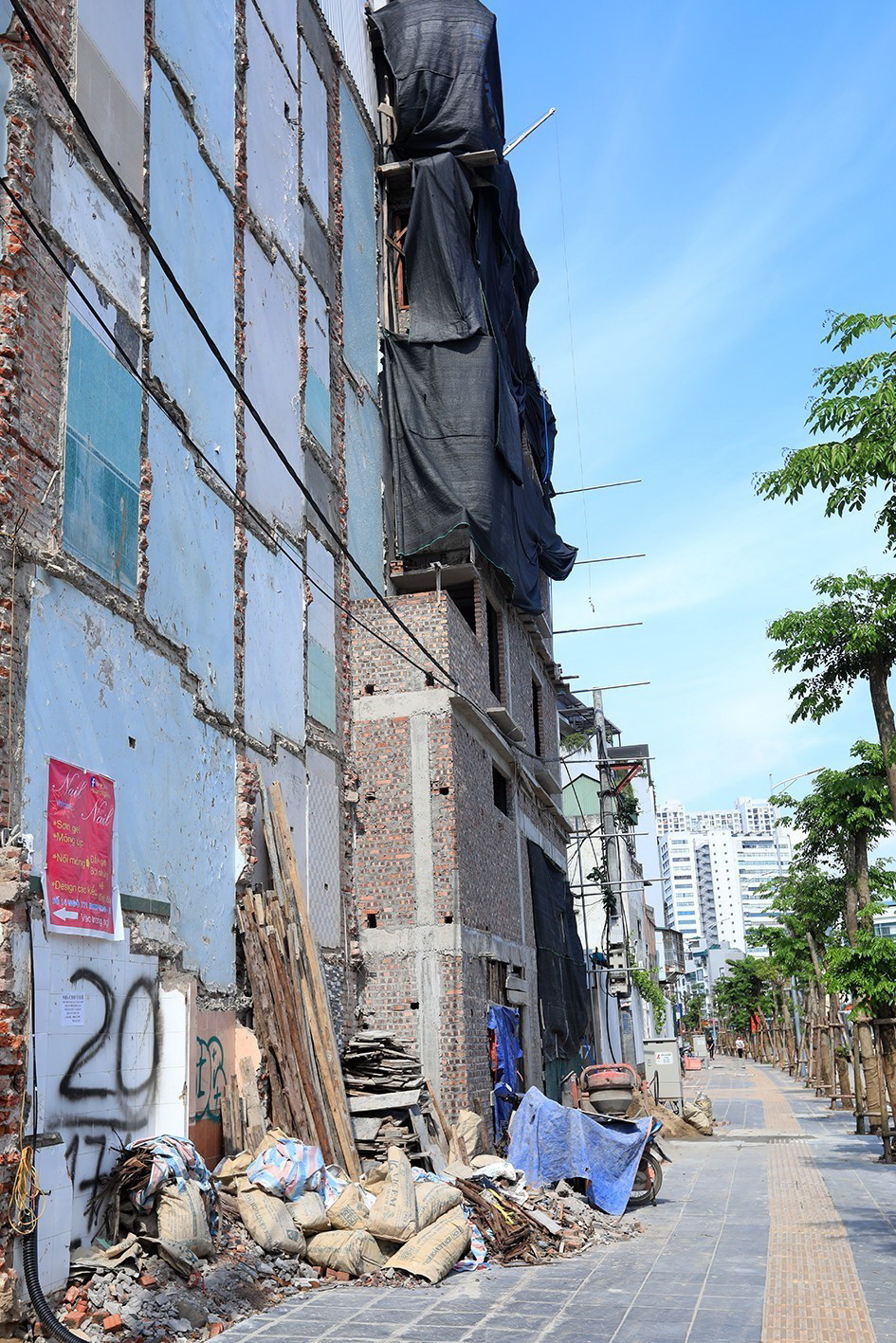 Một ngôi nhà siêu mỏng đang được xây dựng trên đường Minh Khai. (Ảnh: Phan Tuấn Anh/TTXVN)