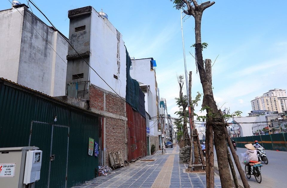 Một dãy nhà siêu mỏng được xây dựng trên đường Minh Khai. (Ảnh: Phan Tuấn Anh/TTXVN)