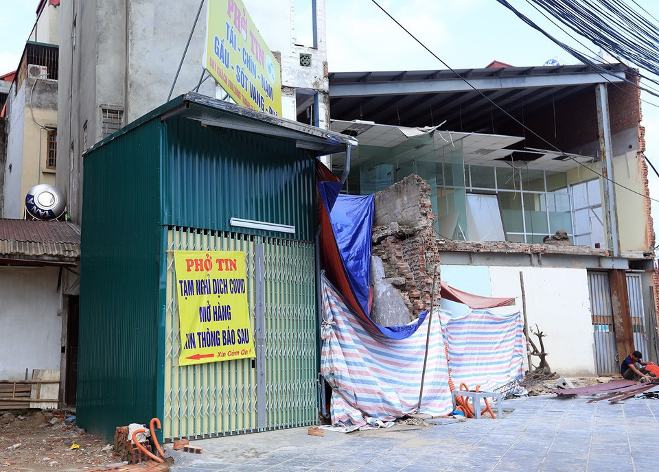 Một ngôi nhà được quây bằng tôn trên đường Đại La. (Ảnh: Phan Tuấn Anh/TTXVN)