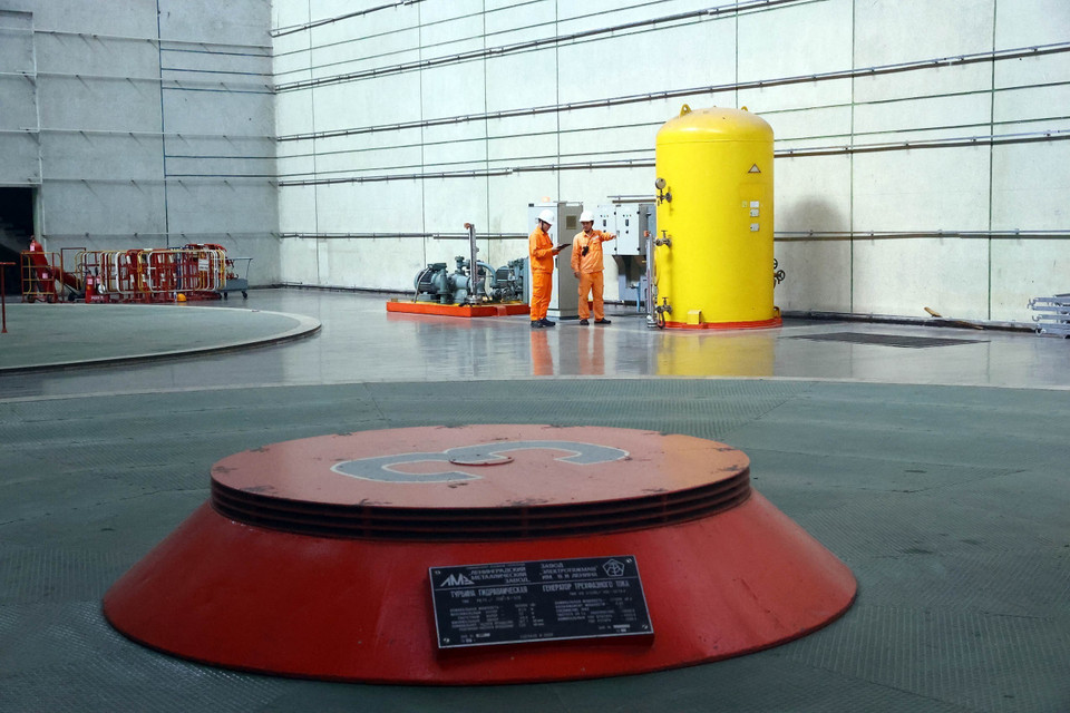 Công nhân vận hành sản xuất tại Nhà máy thủy điện Trị An. (Ảnh: Huy Hùng/TTXVN)