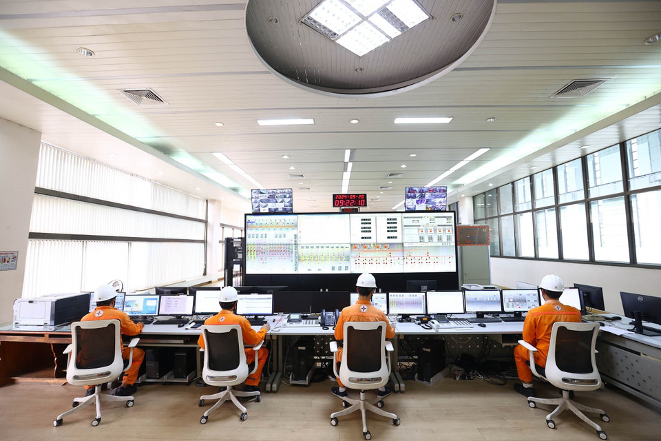 Vận hành hoạt động sản xuất tại phòng điều khiển trung tâm của Nhà máy thủy điện Trị An. (Ảnh: Huy Hùng/TTXVN)