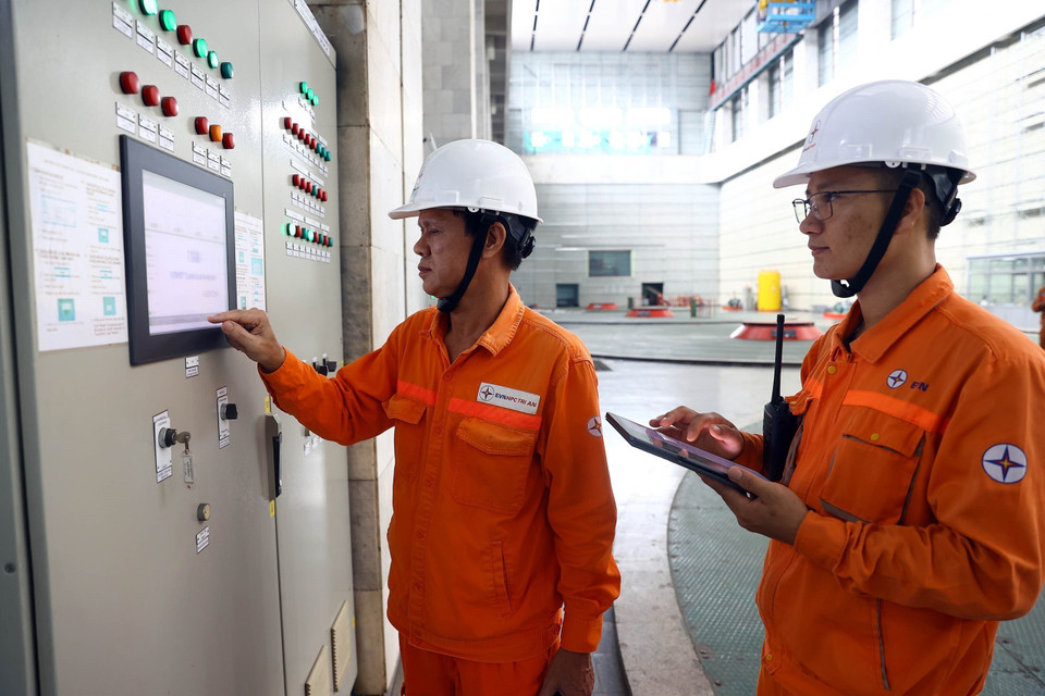 Công nhân vận hành sản xuất tại Nhà máy thủy điện Trị An. (Ảnh: Huy Hùng/TTXVN)