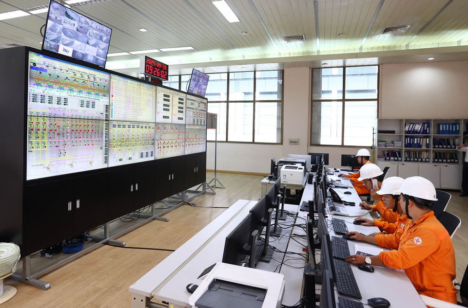 Vận hành hoạt động sản xuất tại phòng điều khiển trung tâm của Nhà máy thủy điện Trị An. (Ảnh: Huy Hùng/TTXVN)