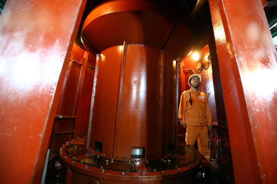 Công nhân kiểm tra tại khu vực gian turbine tổ máy số 2. (Ảnh: Huy Hùng/TTXVN)