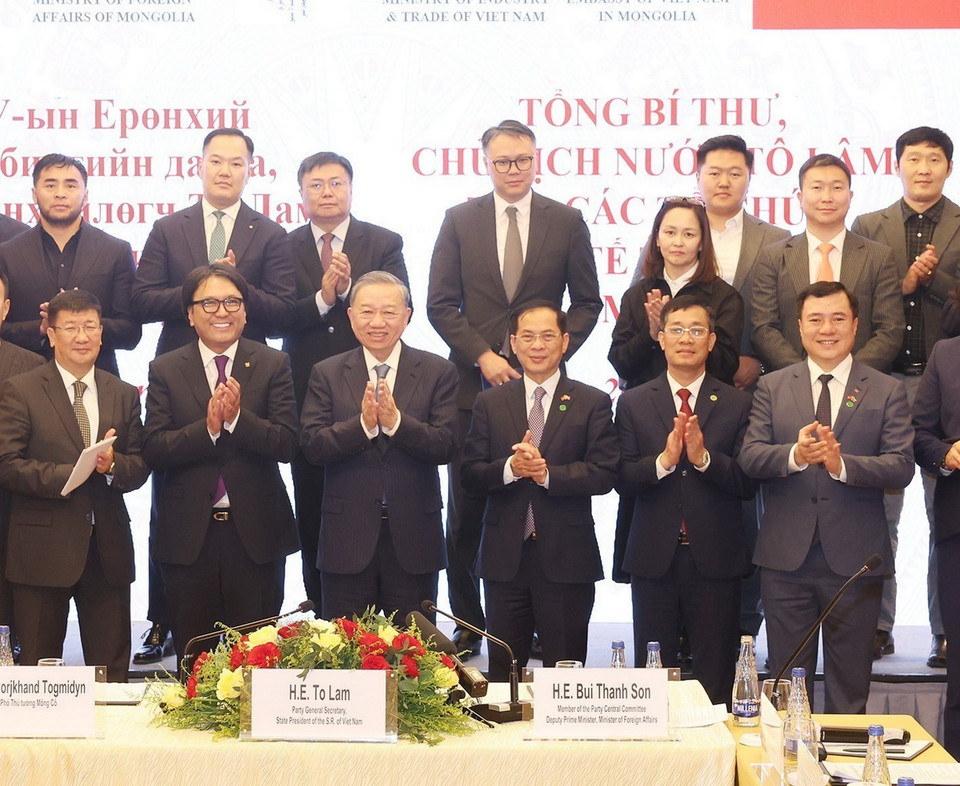 Tổng Bí thư, Chủ tịch nước Tô Lâm cùng các đại biểu và lãnh đạo các tổ chức kinh tế tiêu biểu Mông Cổ chụp ảnh chung. (Ảnh: Trí Dũng/TTXVN)