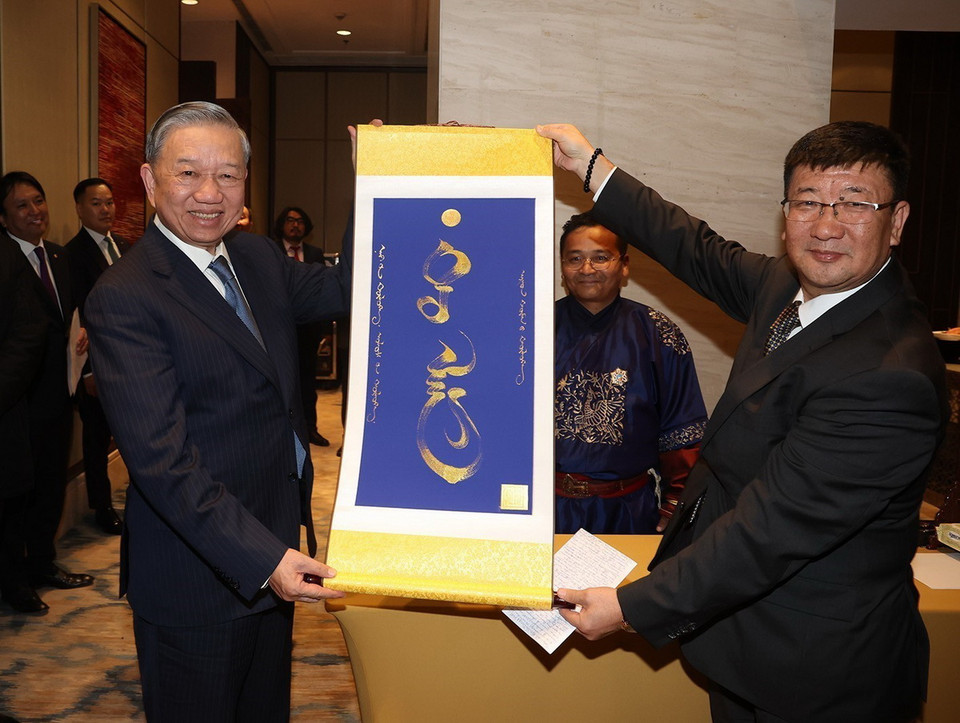 Bộ Ngoại giao Mông Cổ trao tặng Tổng Bí thư, Chủ tịch nước Tô Lâm bức thư pháp. (Ảnh: Trí Dũng/TTXVN)