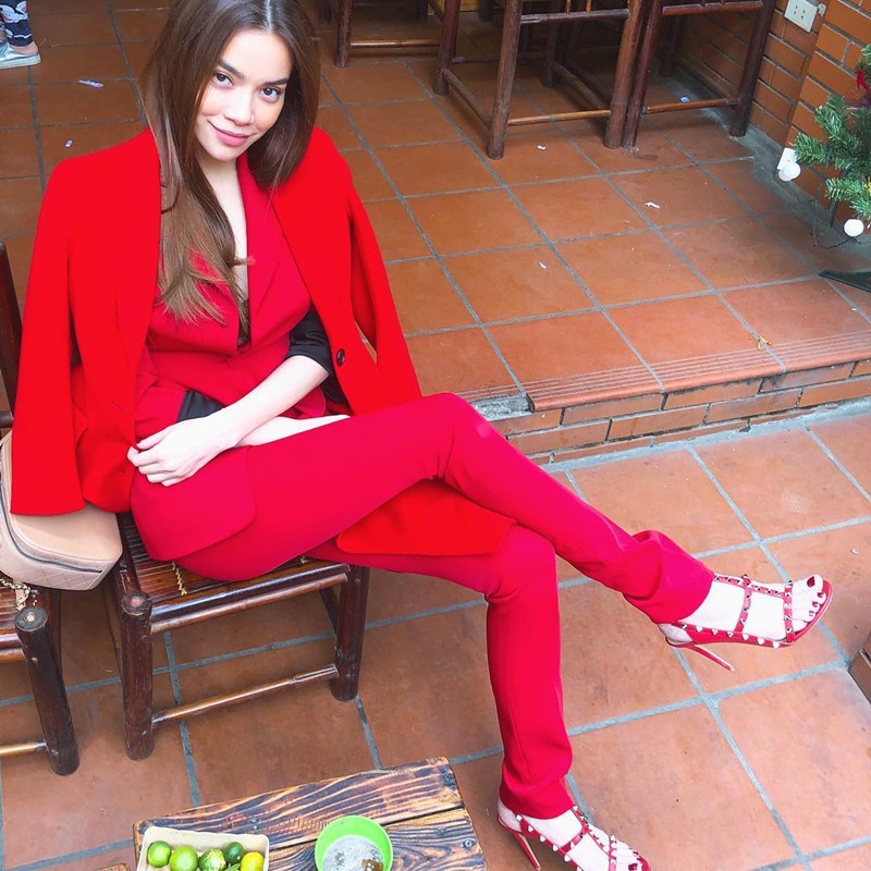 Hồ Ngọc Hà ''chơi trội'' với set đồ ''đỏ toàn tập''. Không chỉ diện suits đỏ rực, nữ ca sỹ còn phối ton-sur-ton áo khoác và giày cao gót, hoàn thiện bộ cánh lý tưởng để đón Giáng sinh.
