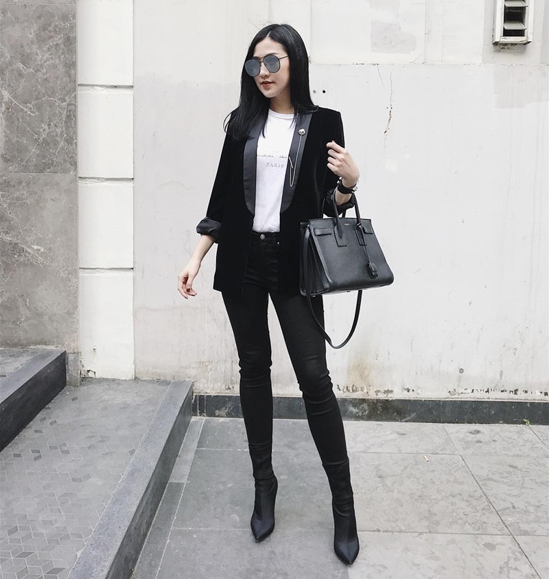 Tối giản cũng là cảm hứng giúp Dương Tú Anh ghi điểm trong tuần qua. Quý cô xinh đẹp mix cặp đôi áo thun trắng, quần skinny cùng blazer đen, mang boots cao gót tôn dáng. Chiếc túi Hermès ''đắt giá'' vừa vặn trở thành phụ kiện nâng tầm tổng thể trang phục, khiến set đồ thêm phần sang trọng.