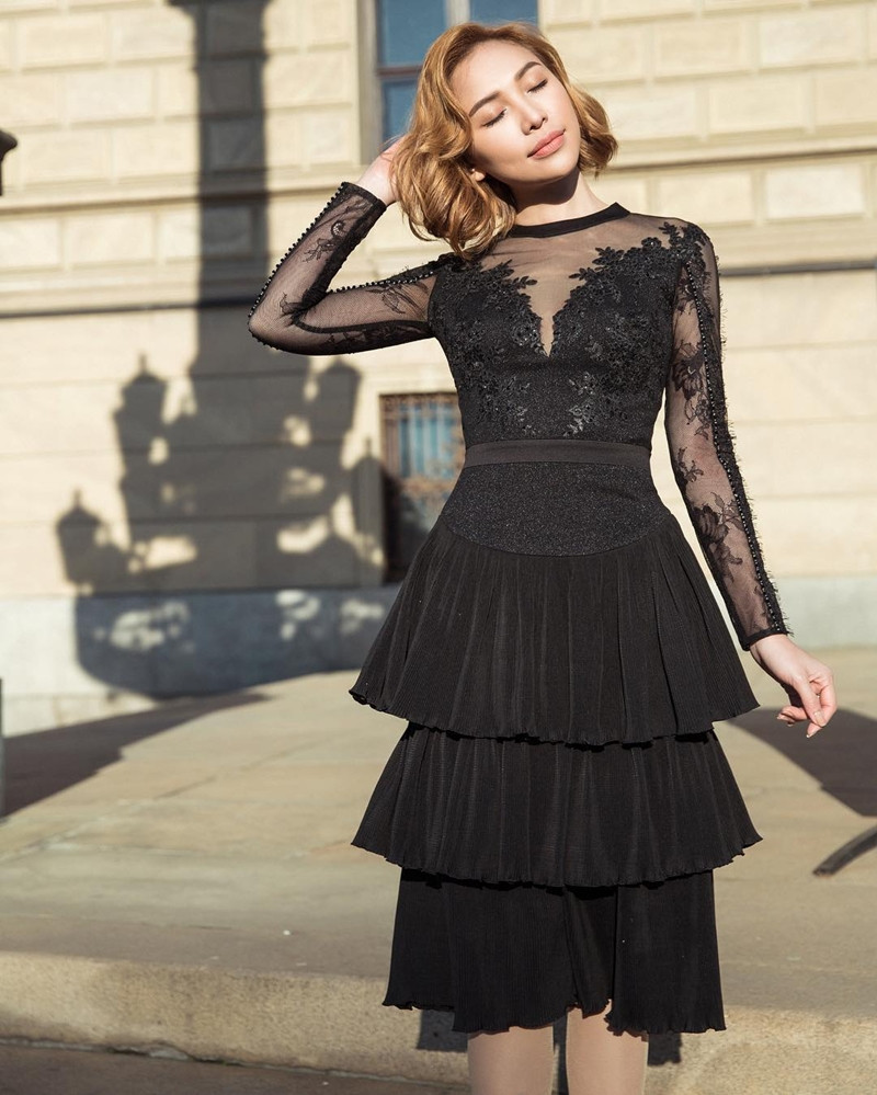 Quỳnh Thư ''phiêu'' trên phố trong bộ đầm đen phối ren, xếp tầng bay bổng. Thiết kế tinh tế này đủ giúp người đẹp thu hút sự chú ý mà không cần tới phụ kiện cầu kỳ, hào nhoáng. Bài: Ngọc Phạm Ảnh: Instagram