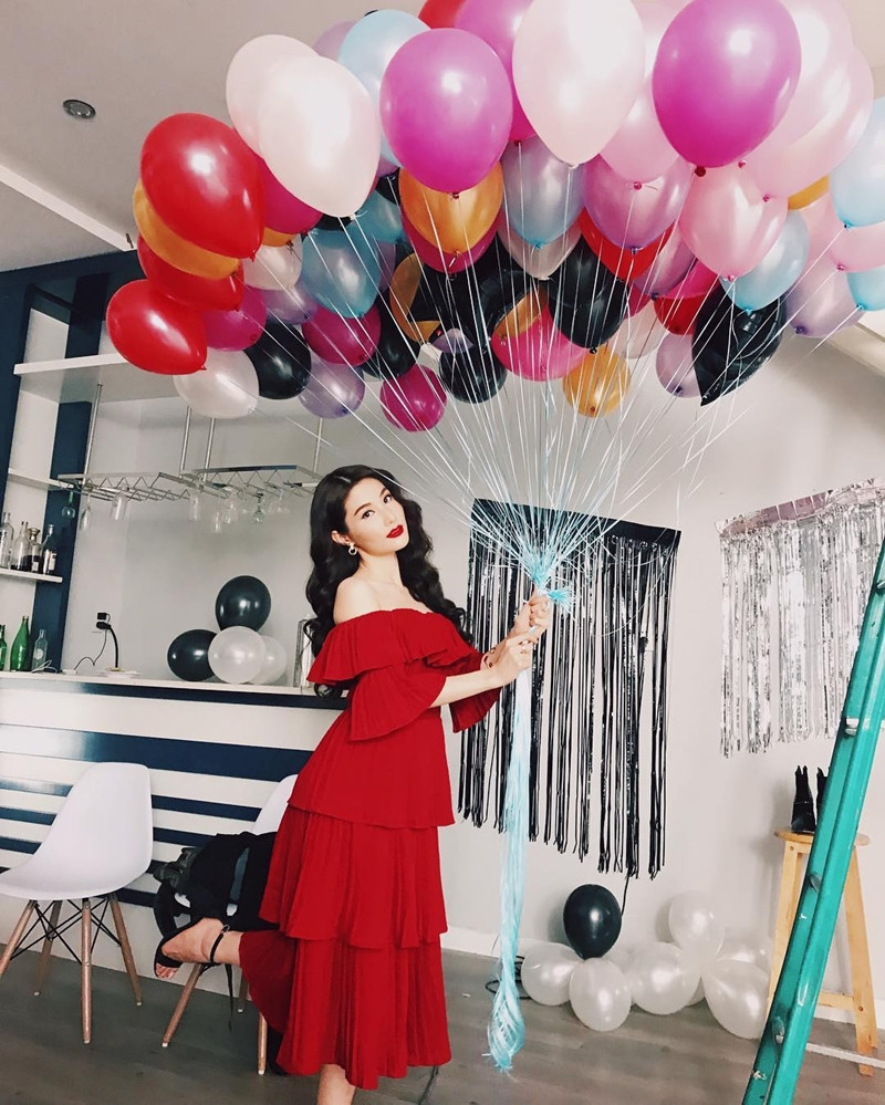 Mang sắc đỏ kiêu kỳ với kiểu dáng trễ vai đầy hấp dẫn, mẫu đầm đỏ xếp tầng đã giúp Diễm My 9X tô đậm vẻ ngọt ngào song cũng khai thác được nét quyến rũ tiềm ẩn.