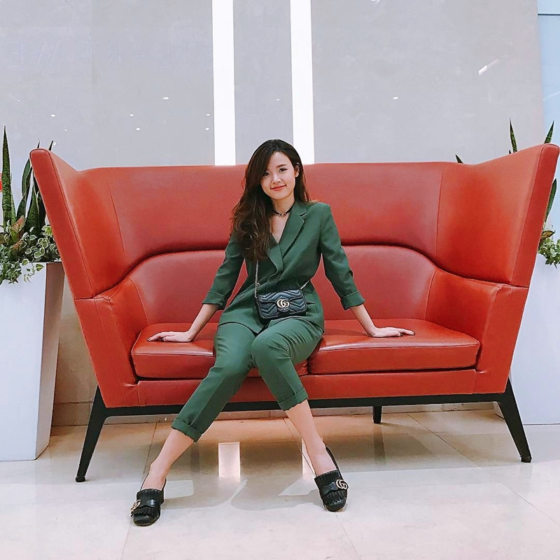 Hòa mình vào không khí Giáng Sinh, Midu chọn cho mình bộ suits mang sắc xanh, mix theo xu hướng tối giản cùng túi Gucci cỡ nhỏ và giày xỏ cũng từ thương hiệu trứ danh.