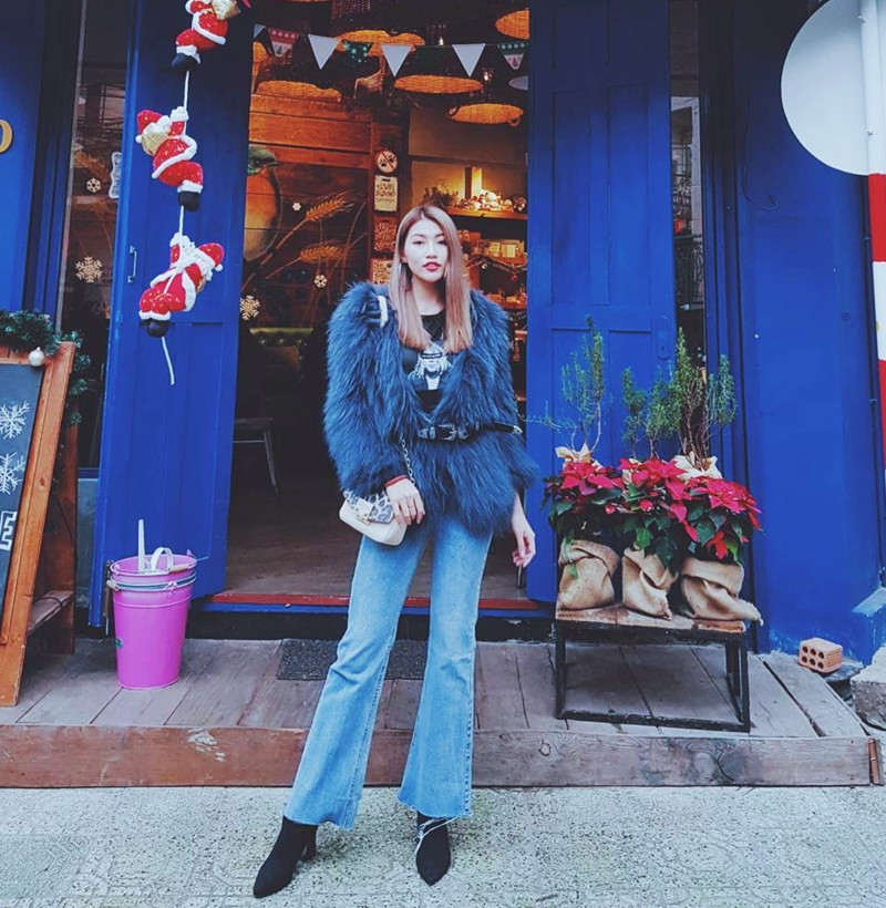 Với lợi thế chiều cao, Quỳnh Châu tự tin bắt cặp quần denim ống loe cùng boots cao gót. Chân dài 9X kết hợp bộ đôi ''khó tính'' cùng áo thun và áo choàng lông sành điệu, không quên dùng thắt lưng tạo điểm nhấn eo.