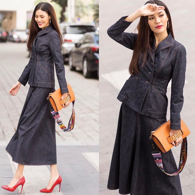 Vẫn đôi giày cao gót nạm đính yêu thích, Lan Khuê còn phá cách mới mẻ khi phối phụ kiện này cùng bộ cánh denim, điểm xuyết bằng túi Dior gam màu tươi sáng.