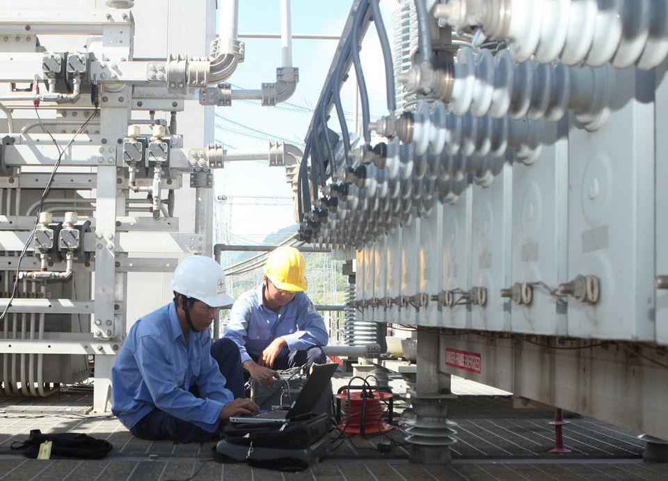 Công nhân Tổng công ty Điện lực miền Trung thí nghiệm thiết bị trước khi đóng điện. (Ảnh: Ngọc Hà/TTXVN)