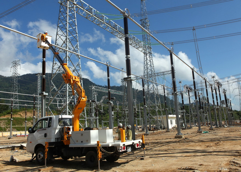 Công nhân Công ty Truyền tải Điện 2 kiểm tra, nghiệm thu cá hạng mục trước khi đóng điện. (Ảnh: Ngọc Hà/TTXVN)