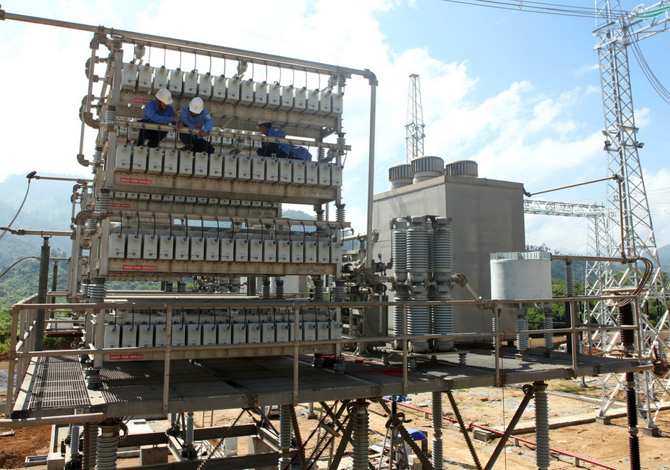 Công nhân Tổng công ty Điện lực miền Trung thí nghiệm thiết bị trước khi đóng điện. (Ảnh: Ngọc Hà/TTXVN)