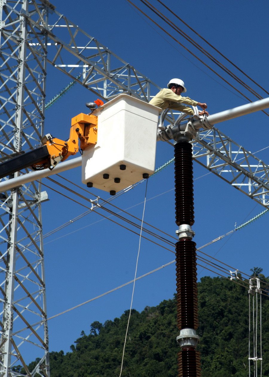 Công nhân Công ty Truyền tải Điện 2 kiểm tra, nghiệm thu cá hạng mục trước khi đóng điện. (Ảnh: Ngọc Hà/TTXVN)