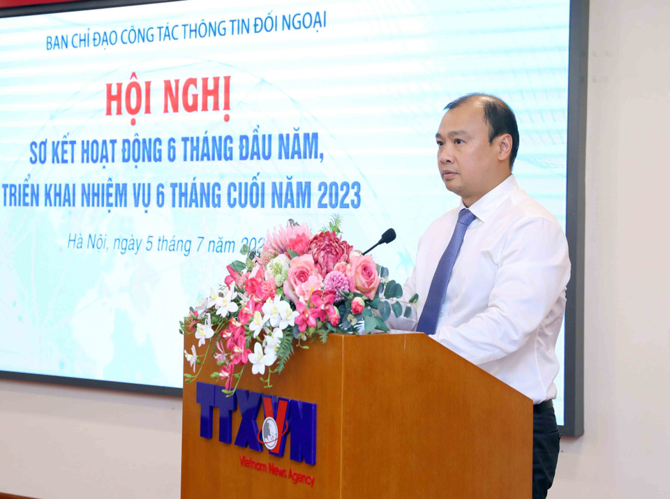 Ông Lê Hải Bình, Ủy viên dự khuyết Trung ương Đảng, Phó Trưởng Ban Tuyên giáo Trung ương, Phó Trưởng Ban thường trực Ban Chỉ đạo Công tác Thông tin Đối ngoại công bố Kết luận số 57-KL/TW, ngày 15/6/2023 của Bộ Chính trị về tiếp tục nâng cao chất lượng, hiệu quả Công tác Thông tin Đối ngoại trong tình hình mới. (Ảnh: An Đăng/TTXVN)
