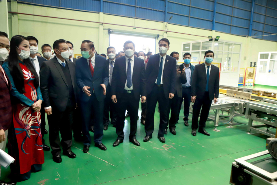 Đoàn đại biểu cấp cao Quốc hội Lào tham quan Nhà máy sản xuất phân bón hữu cơ vi sinh Biotech Quế Lâm. (Ảnh: Hoàng Hùng/TTXVN)