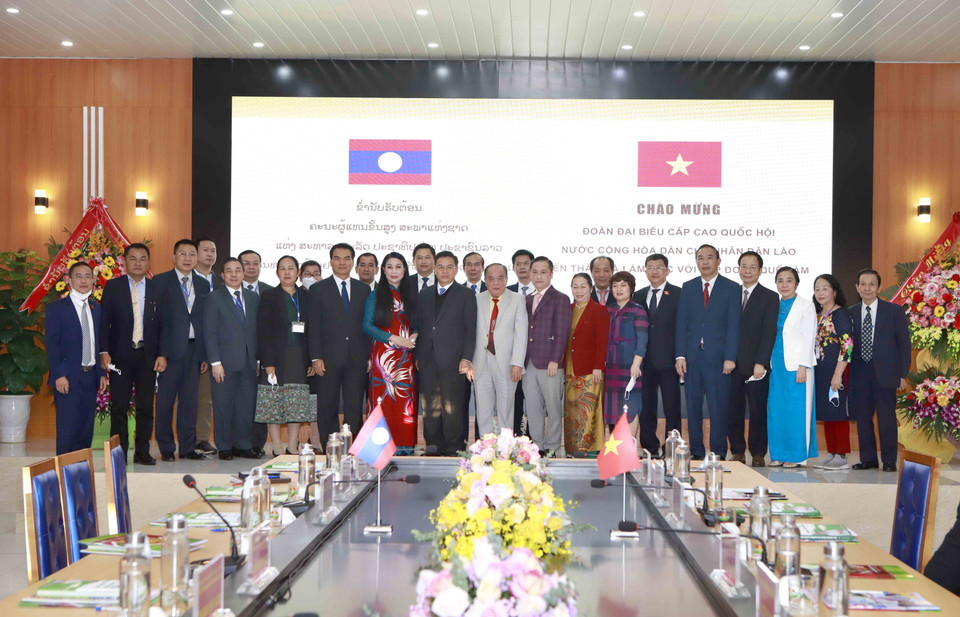 Đoàn đại biểu cấp cao Quốc hội Lào chụp ảnh lưu niệm với các đại biểu tại buổi làm việc. (Ảnh: Hoàng Hùng/TTXVN)