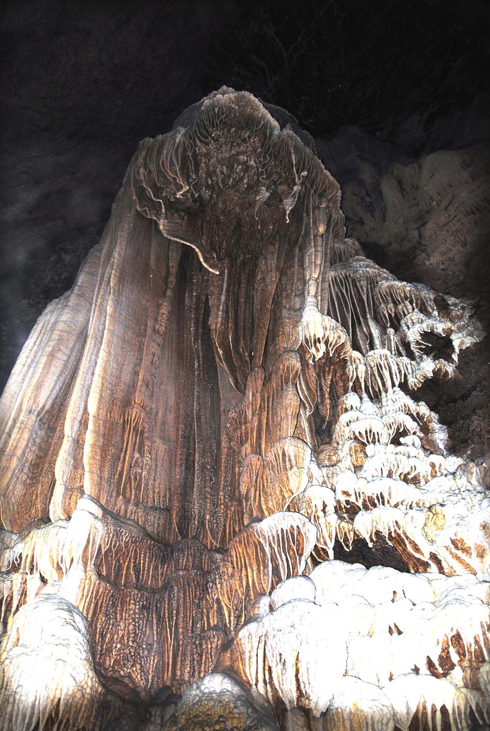 Hang Lùng Khúy với rất nhiều nhũ đá trắng trong suốt theo dạng thạch nhũ, rèm nhũ, nhiều sợi nhũ dài từ 1-2m màu trắng xếp thành hình răng lược tựa như một chiếc đàn đá khổng lồ hay có những hình nhũ như một tòa tháp, một cây hoa long lanh trong vắt. (Ảnh: Kim Tiến/TTXVN)