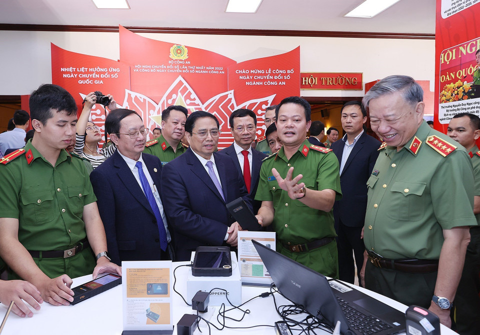 Thủ tướng Phạm Minh Chính tham quan trưng bày thiết bị và ứng dụng công nghệ số. (Ảnh: Dương Giang/TTXVN)