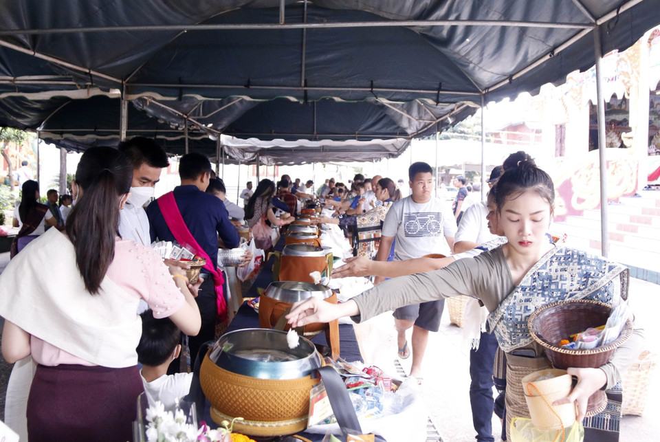 Rất đông người dân Lào đủ mọi lứa tuổi đã tới các ngôi chùa gần nhà để tham gia các nghi lễ trong Boun Okphansa. (Ảnh: Phạm Kiên/TTXVN)