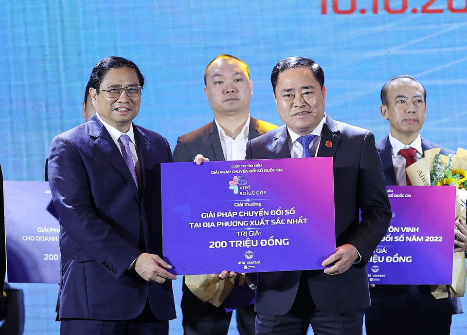 Thủ tướng Phạm Minh Chính và Bộ trưởng Bộ Thông tin và Truyền thông Nguyễn Mạnh Hùng trao giải Cuộc thi Tìm kiếm giải pháp Chuyển đổi số quốc gia cho đại diện bộ, ngành, địa phương, doanh nghiệp và cộng đồng. (Ảnh: Dương Giang/TTXVN)