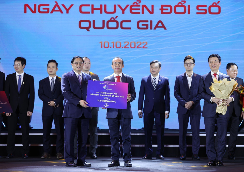 Thủ tướng Phạm Minh Chính trao giải Cuộc thi Tìm kiếm giải pháp Chuyển đổi số quốc gia cho đại diện bộ, ngành, địa phương, doanh nghiệp và cộng đồng. (Ảnh: Dương Giang/TTXVN)