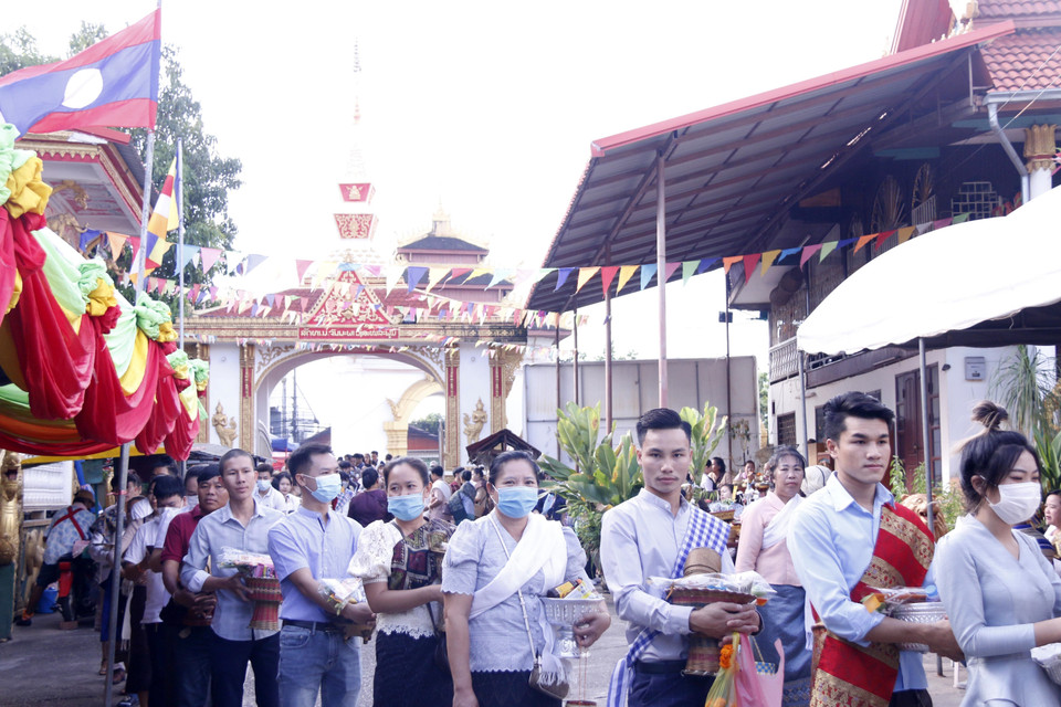 Từ sáng sớm, rất đông người dân Lào đủ mọi lứa tuổi tới chùa để xếp hàng chờ tới lượt thực hiện nghi thức Tatbath, một trong các nghi lễ trong Boun Okphansa. (Ảnh: Phạm Kiên/TTXVN)