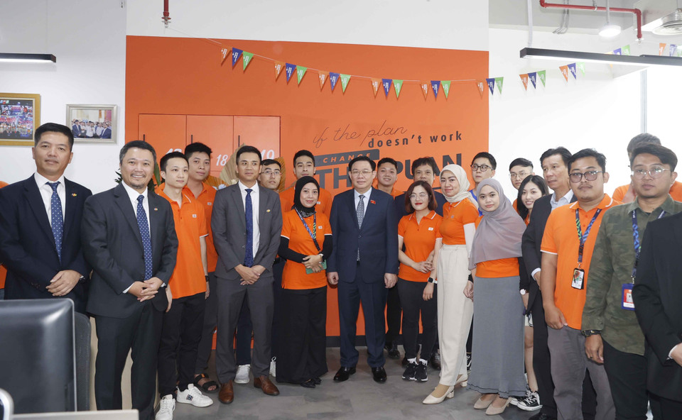 Chủ tịch Quốc hội Vương Đình Huệ với các bộ, nhân viên của FPT tại Indonesia. (Ảnh: Doãn Tấn/TTXVN)