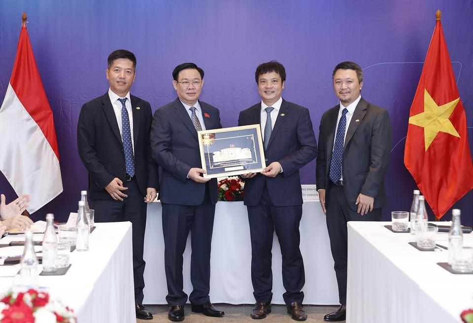Chủ tịch Quốc hội Vương Đình Huệ tặng quà lưu niệm cho FPT tại Indonesia. (Ảnh: Doãn Tấn/TTXVN)