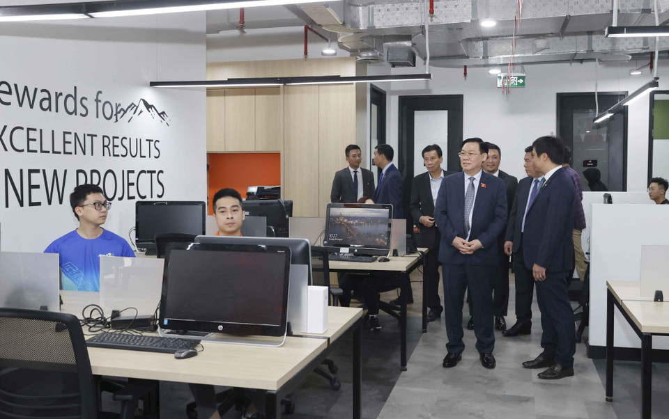 Chủ tịch Quốc hội Vương Đình Huệ thăm Trụ sở FPT tại Indonesia. (Ảnh: Doãn Tấn/TTXVN)