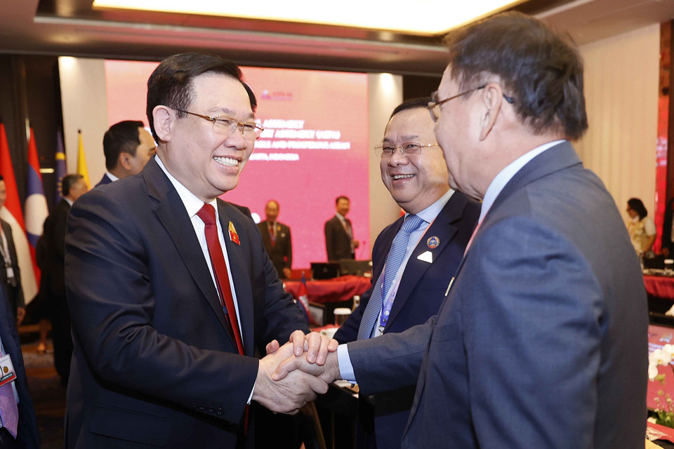 Chủ tịch Quốc hội Vương Đình Huệ với Chủ tịch Quốc hội Lào Saysomphone Phomvihane. (Ảnh: Doãn Tấn/TTXVN)