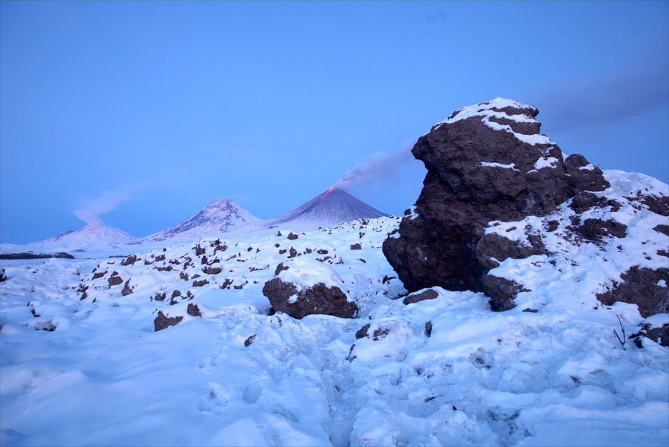 Tuyết trắng bao phủ khối nham thạch được tạo ra từ các đợt phun trào của núi lửa Kliuchevskoy trong lịch sử. (Ảnh: Trần Hiếu/TTXVN)