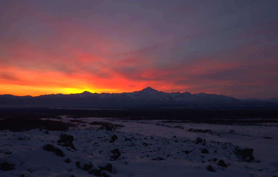 Bình minh trên dãy núi lửa cổ đại Tumrok nằm ở sườn phía Đông của bán đảo Kamchatka. (Ảnh: Trần Hiếu/TTXVN)