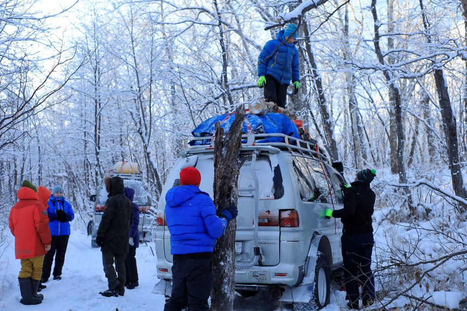 Một nhóm các nhà nghiên cứu, thám hiểm và phóng viên từ Moskva và vùng Viễn Đông đến thực địa núi lửa Kliuchevskoy. (Ảnh: Trần Hiếu/TTXVN)