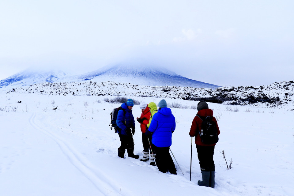Do điều kiện thời tiết phức tạp, những trận bão tuyết thường xuyên ập tới xóa dấu vết nên đoàn thám hiểm liên tục phải định vị lại đường đi trong chuyến hành trình thám hiểm núi lửa Kliuchevskoy. (Ảnh: Trần Hiếu/TTXVN)
