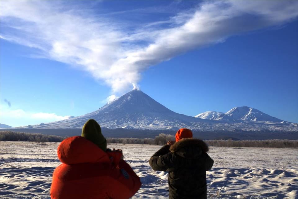 Các thành viên đoàn thám hiểm ghi lại hình ảnh cột khói lớn phát ra từ núi lửa Kliuchevskoy. (Ảnh: Trần Hiếu/TTXVN)